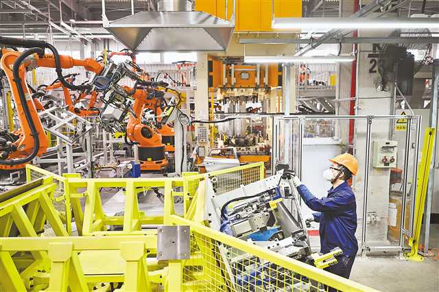 大江科創(chuàng)城 企業(yè)生產(chǎn)忙助力經(jīng)濟(jì)穩(wěn)增長(zhǎng)，技術(shù)咨詢加速創(chuàng)新步伐